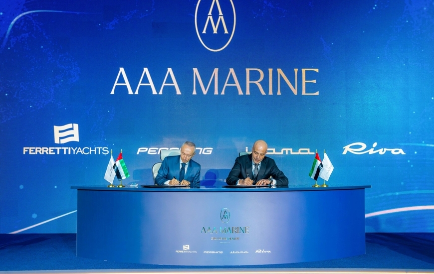 La firma dello storico accordo (ph. Ferretti Group