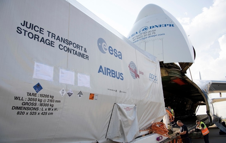 La sonda JUICE all'arrivo a Tolosa (Ph. Airbus)