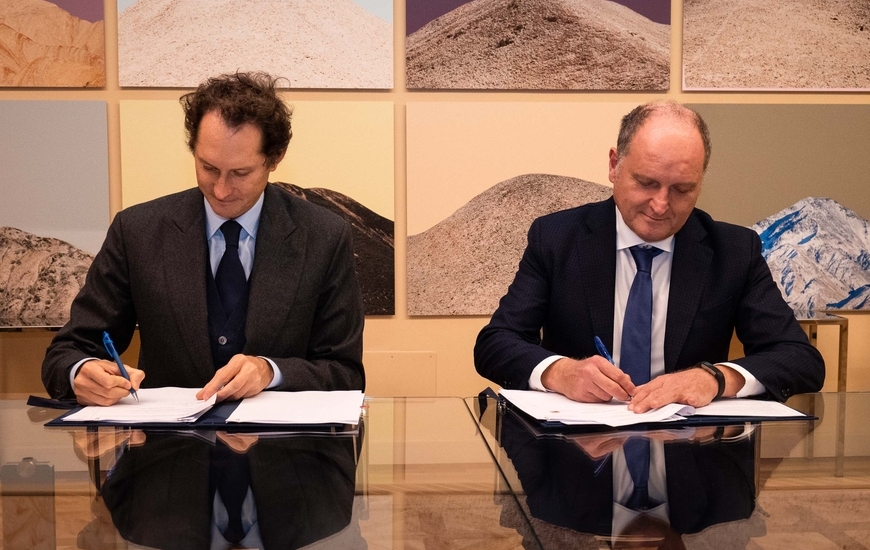 La firma dell'accordo (Ph. Stellantis)