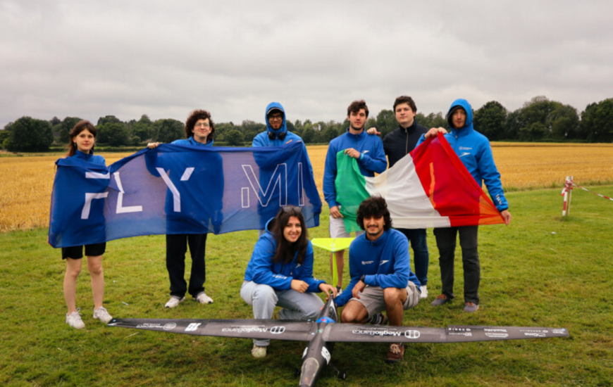 Gli studenti e il velivolo (ph. Xenia/Polimi)