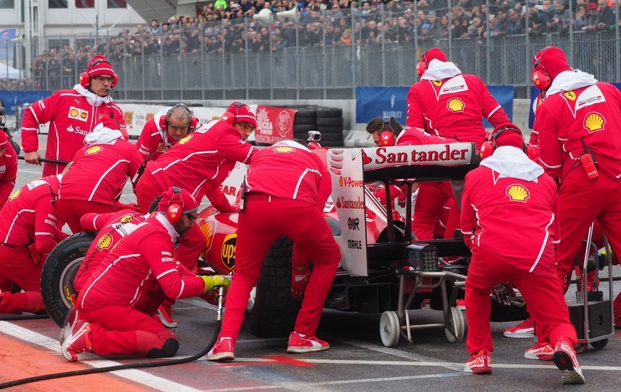 Prove di pit -stop Ferrari al Motorshow 2017