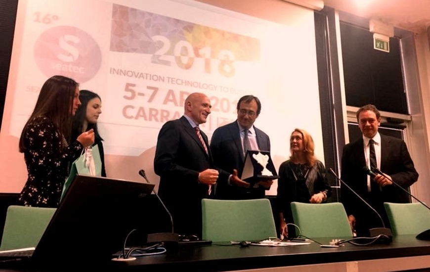 Il presidente Perotti ritira il premio 