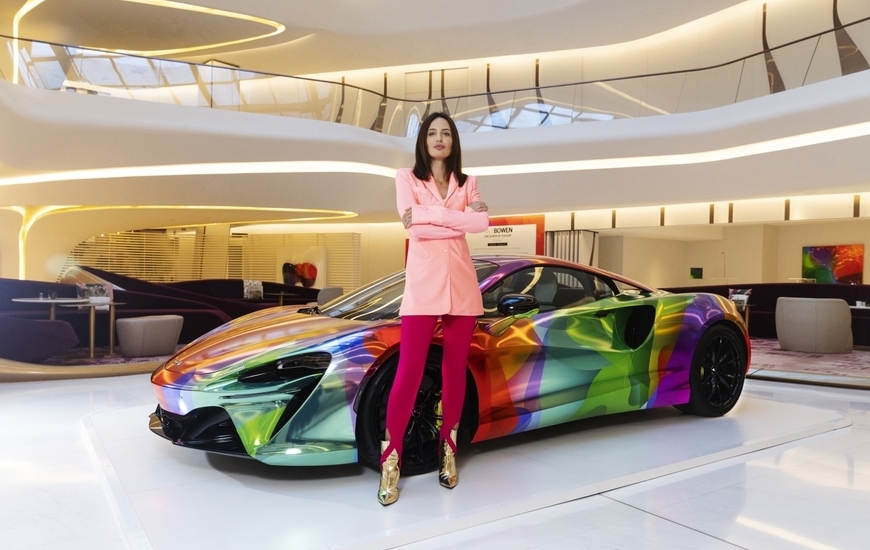 Nat Bowen con l'Artura Art Car (Ph. McLaren)