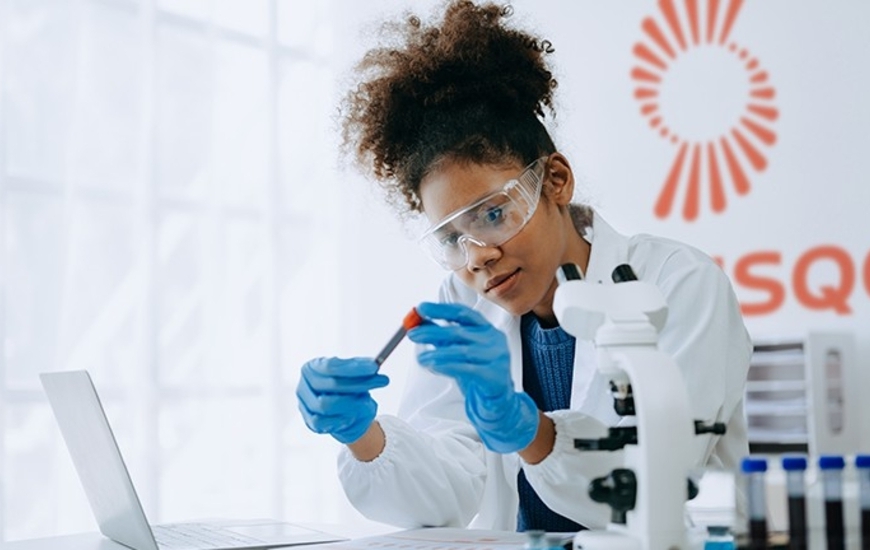 Una scienziata di Syensqo al lavoro